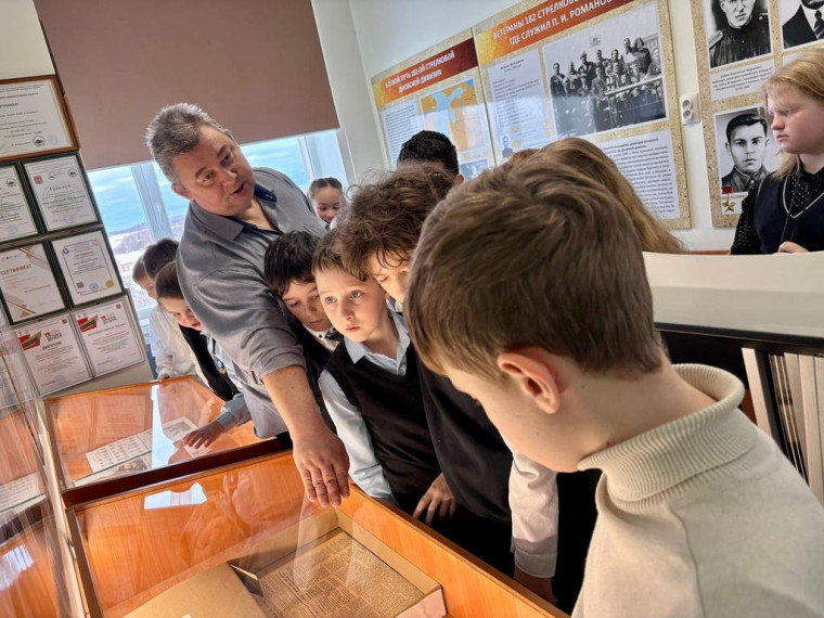 Помним своих героев: экскурсия в школьный музей.