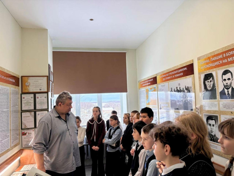 Помним своих героев: экскурсия в школьный музей.