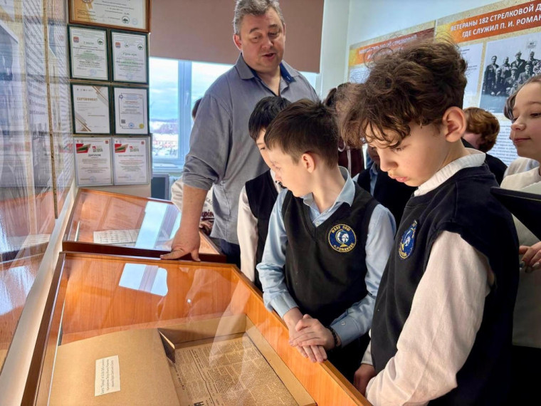 Помним своих героев: экскурсия в школьный музей.